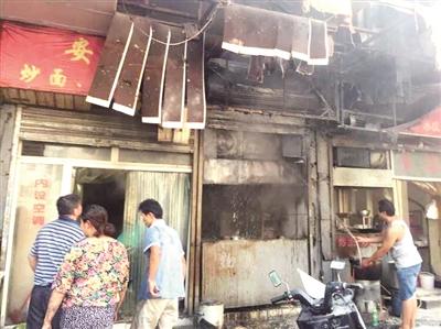南京一饭店起火引燃排烟管 因未及时清理管道
