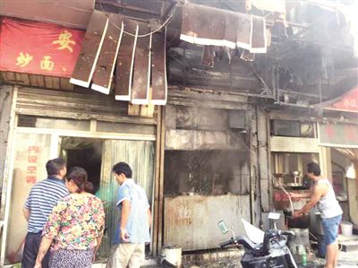 油垢不清理,饭店起火引燃排烟管
