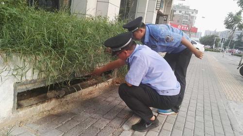 郑州一餐厅油烟管道设在人行道 经过时有“热浪”